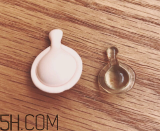 伊麗莎白雅頓眼部精華液油不油？長(zhǎng)脂肪粒嗎？