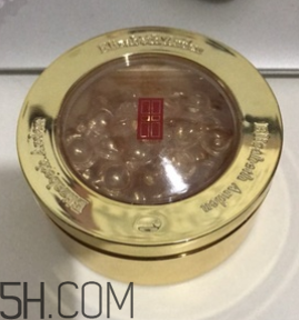 伊麗莎白雅頓眼部精華液油不油？長(zhǎng)脂肪粒嗎？