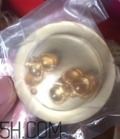 伊麗莎白雅頓眼部精華液油不油？長(zhǎng)脂肪粒嗎？