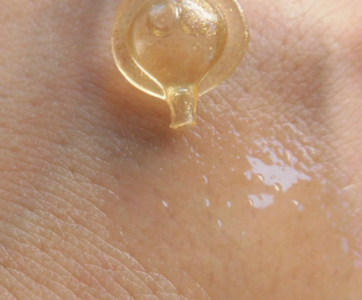 伊麗莎白雅頓眼部精華液油不油？長(zhǎng)脂肪粒嗎？