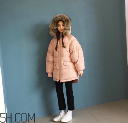 羽絨服怎么穿不顯胖？冬季好看的女裝羽絨服時(shí)尚搭配