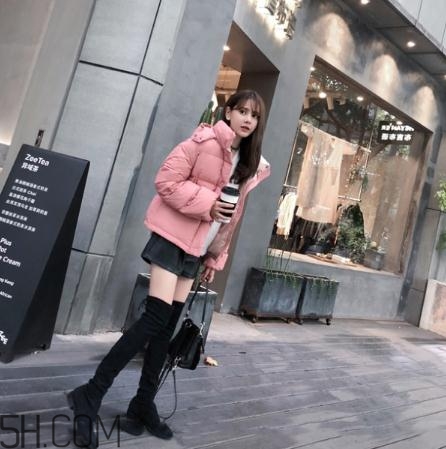 粉色羽絨服配什么鞋子？粉色羽絨服搭配鞋子圖片