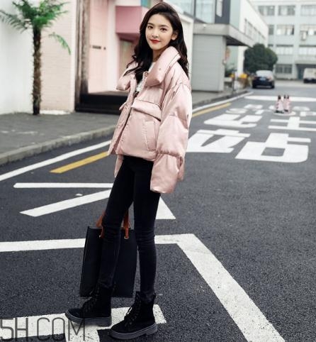 粉色羽絨服配什么鞋子？粉色羽絨服搭配鞋子圖片