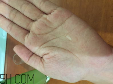 蘭蔻水光瓶后續(xù)要疊加面霜嗎？可以和精華疊加嗎？