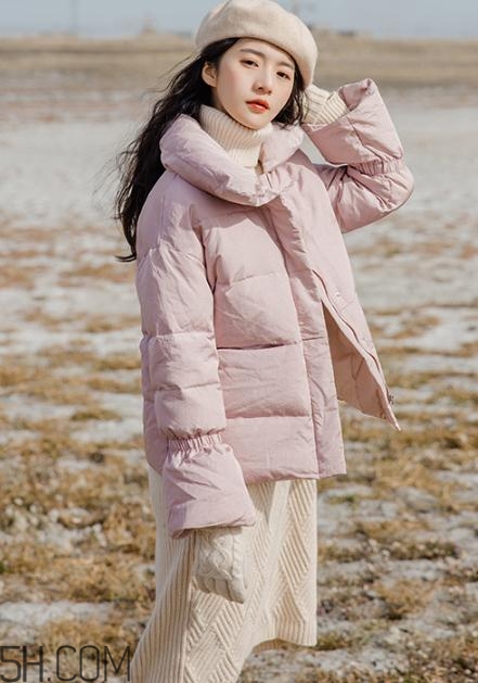 粉色羽絨服里面怎么搭配？粉色羽絨服內(nèi)搭什么？