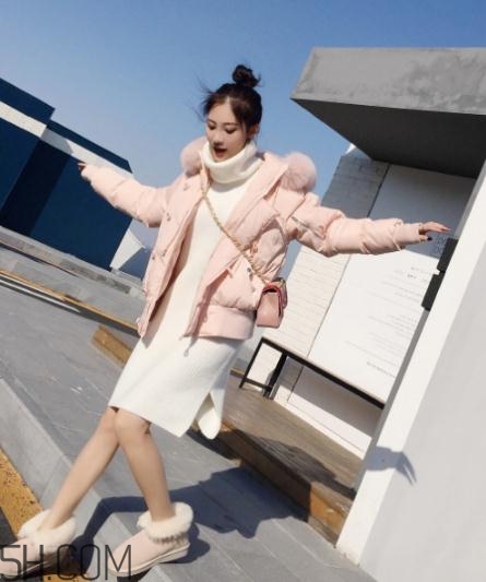粉色羽絨服里面怎么搭配？粉色羽絨服內(nèi)搭什么？