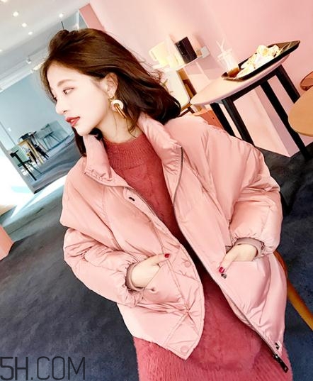 粉色羽絨服里面怎么搭配？粉色羽絨服內(nèi)搭什么？