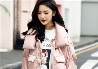 粉色羽絨服里面怎么搭配？粉色羽絨服內(nèi)搭什么？