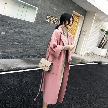 粉色大衣配什么顏色包包？粉色大衣搭配什么包？