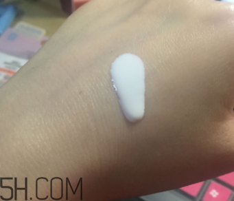 娥佩蘭防曬霜是物理防曬還是化學(xué)防曬？油不油？