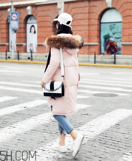粉色羽絨服配什么褲子？粉色羽絨服搭配什么褲子好看？