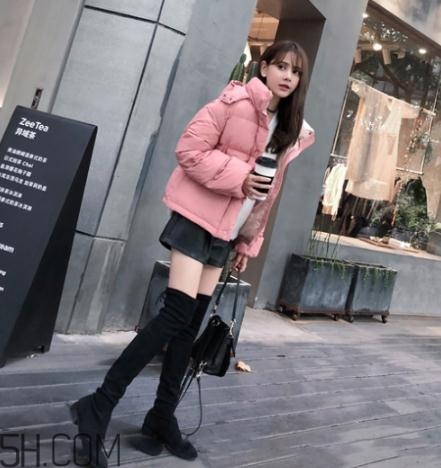 粉色羽絨服配什么褲子？粉色羽絨服搭配什么褲子好看？