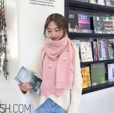 粉色圍巾怎么搭配衣服？粉色圍巾配什么顏色衣服？