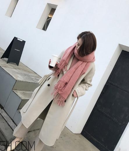 粉色圍巾怎么搭配衣服？粉色圍巾配什么顏色衣服？