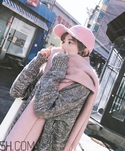 粉色圍巾怎么搭配衣服？粉色圍巾配什么顏色衣服？