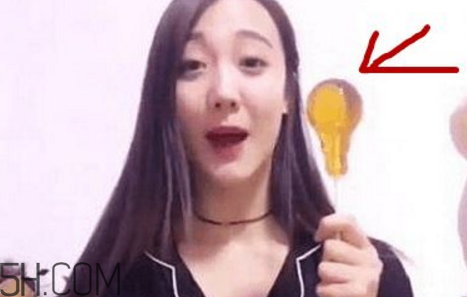 燈泡糖放進(jìn)嘴巴為什么拿不出來？燈泡棒棒糖怎么拿出來？