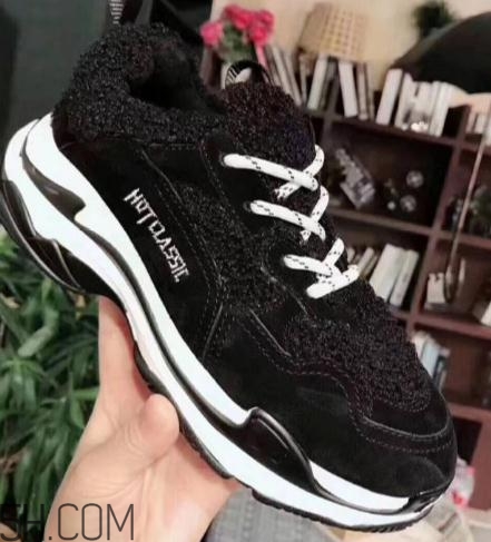 翻毛運動鞋怎么清洗？翻毛運動鞋能用水洗嗎？