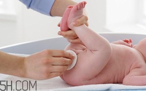 新生兒眼屎又多又黃是怎么回事？新生兒何時(shí)能坐飛機(jī)？