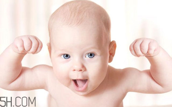 寶寶腿紋不對(duì)稱(chēng)是怎么回事？嬰幼兒的生長(zhǎng)發(fā)育標(biāo)準(zhǔn)是怎樣的？