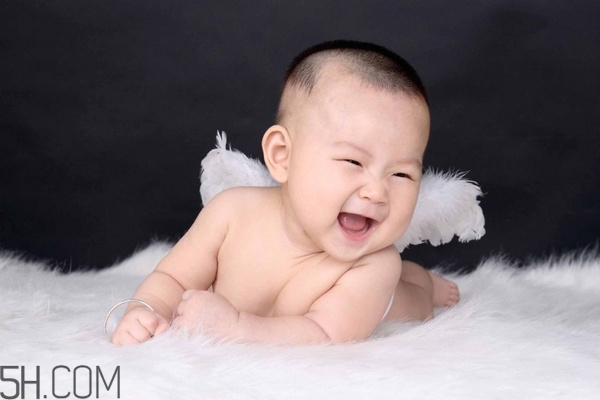 寶寶腿紋不對(duì)稱(chēng)是怎么回事？嬰幼兒的生長(zhǎng)發(fā)育標(biāo)準(zhǔn)是怎樣的？