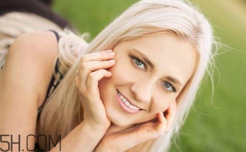 女性小便發(fā)黃是怎么回事？女性小便發(fā)黃有異味的原因有哪些？