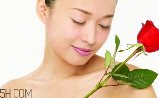 女性小便發(fā)黃是怎么回事？女性小便發(fā)黃有異味的原因有哪些？