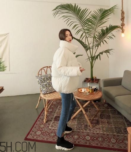 白色面包服怎么搭配？可愛與時尚并存的冬日穿搭