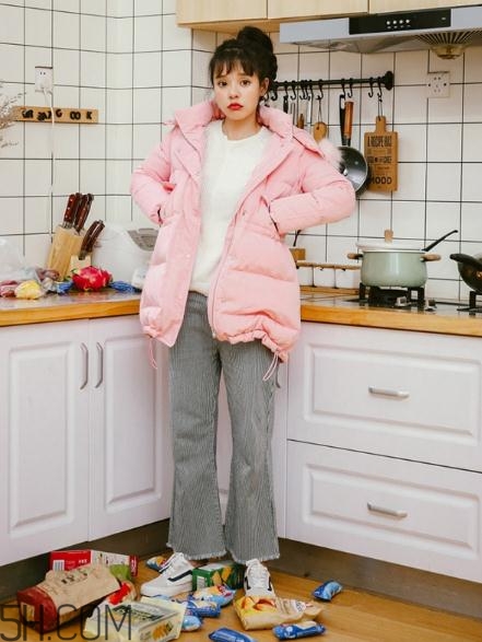 粉色面包服配什么褲子？少女心爆棚的經(jīng)典搭配