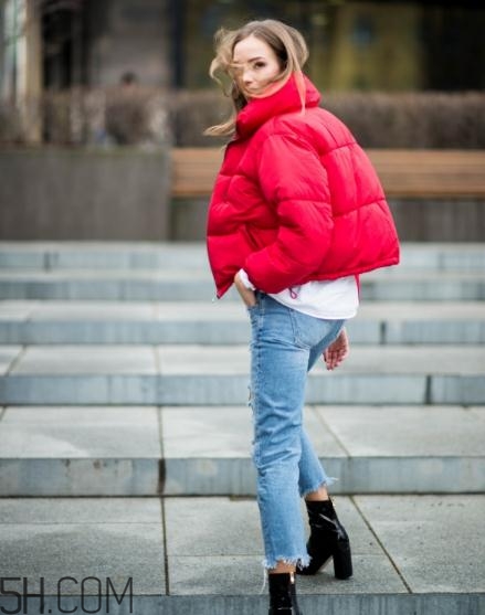 紅色面包服怎么搭配？給寒冷的冬天帶來(lái)一絲熱情