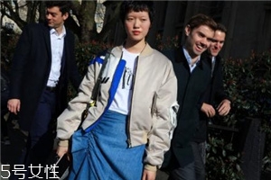 飛行員夾克里面穿什么？溫暖時(shí)尚兩不誤