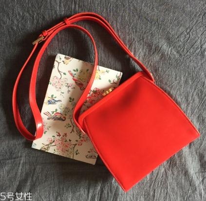 露露guinness什么檔次？這款紅唇包再不買(mǎi)就out了