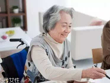 加齡臭怎么去除？老人氣治療應內外兼修