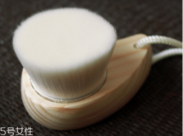 額頭毛孔粗大怎么辦？正確使用潔面刷毛孔會(huì)變小