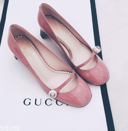 gucci鞋子一般多少錢？風(fēng)靡時(shí)尚界的潮流經(jīng)典