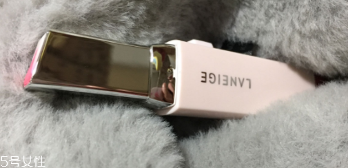 蘭芝V型唇膏01號(hào)色是什么樣的？淡粉色很溫婉