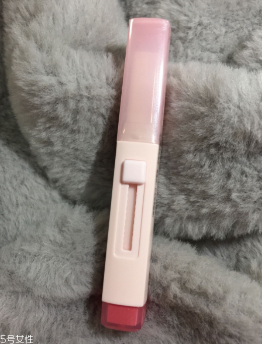 蘭芝V型唇膏01號(hào)色是什么樣的？淡粉色很溫婉