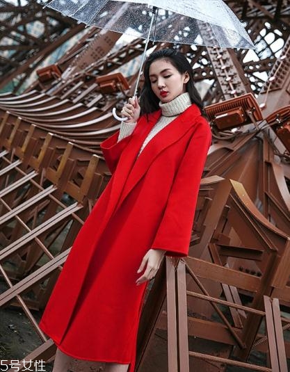 大紅色大衣配什么顏色毛衣？新年就要中國紅