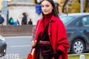大紅色大衣里面要配什么好看？不同內(nèi)搭不同風(fēng)格