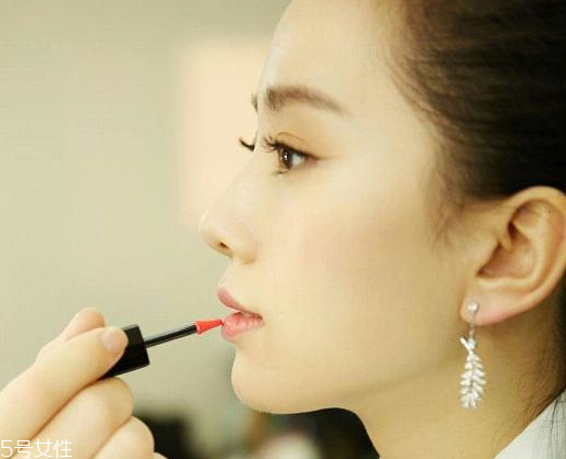 香奈兒唇釉738好看嗎？香奈兒唇釉738試色