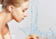 洗臉有白皮怎么回事？洗面奶太強(qiáng)勁