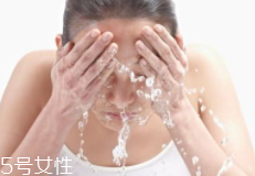 洗臉有白皮怎么回事？洗面奶太強(qiáng)勁