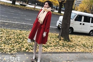 大紅色大衣配什么顏色圍巾好看？六種搭配溫暖冬季
