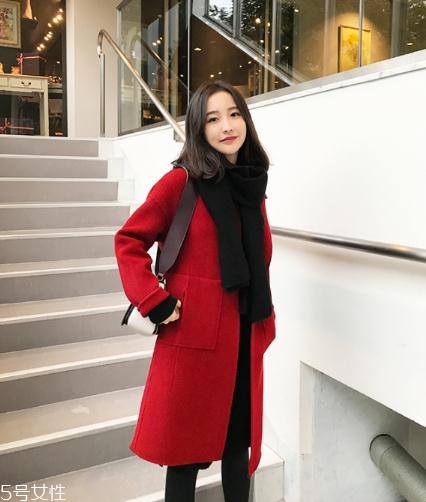 大紅色大衣配什么顏色圍巾好看？六種搭配溫暖冬季