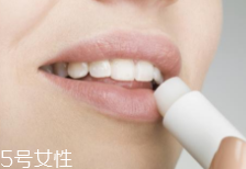 潤唇膏吃了會中毒嗎？劑量小不會有事