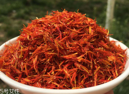 紅花泡腳一次放多少？從小劑量開始