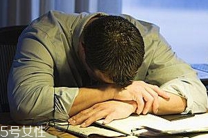 熬夜有哪些風(fēng)險？小心造成慢性自殺