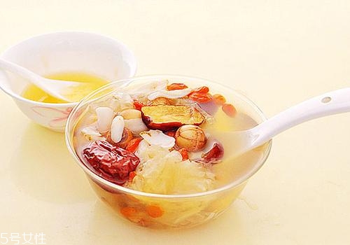 銀耳蓮子湯什么時(shí)候喝最好？時(shí)間上有講究