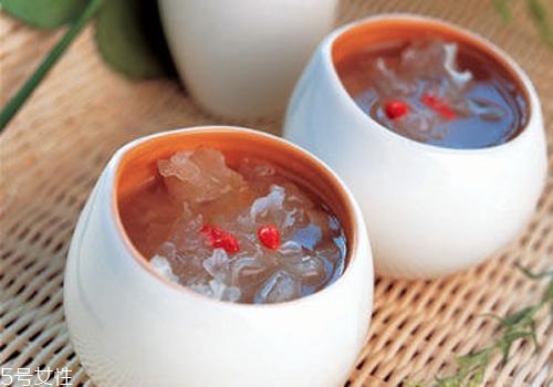 銀耳蓮子湯什么時(shí)候喝最好？時(shí)間上有講究