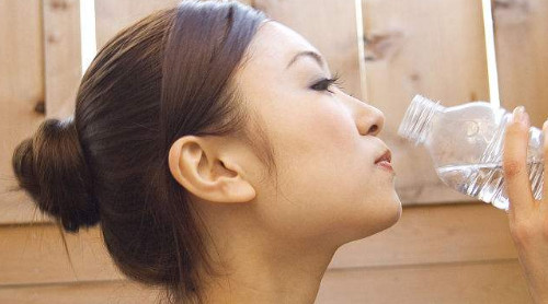 哪些病癥不能多喝熱水？這三類人絕對不能喝熱水