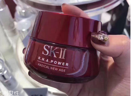 sk2大紅瓶面霜與百優(yōu)面霜哪個(gè)好？sk2大紅瓶屬于貴婦面霜